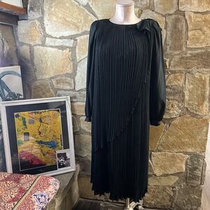 Lara Tokyo Vintage Black Pleated Midi Dress 🖤